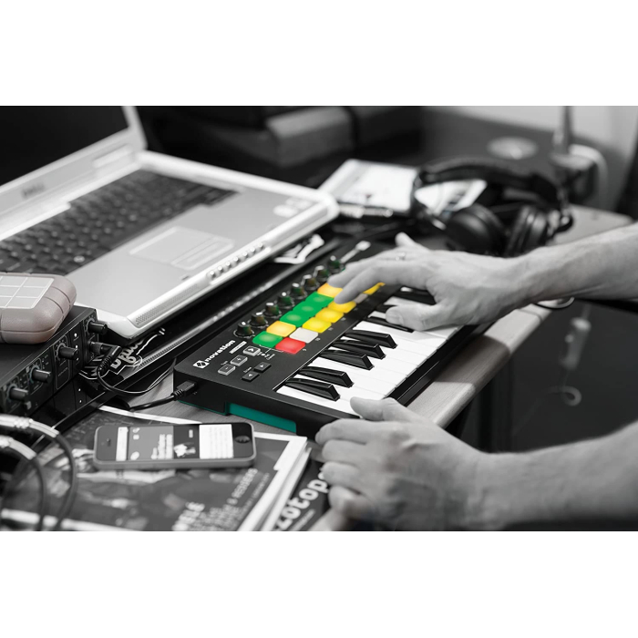 novation-launchkey-mini-mk2-keyboard-midi-keyboards203-1